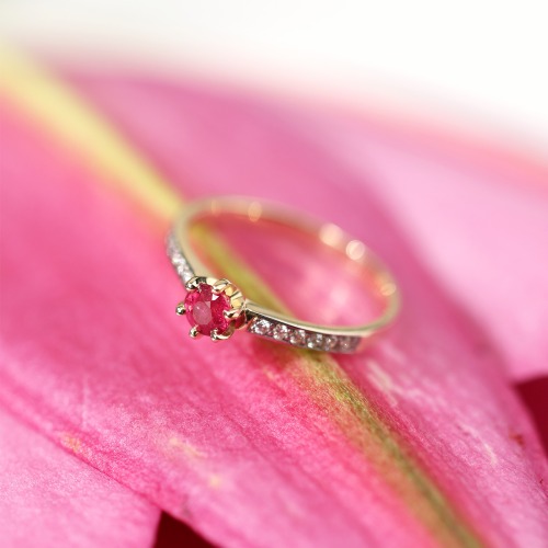 Pierścionek zaręczynowy Ravenna żółte i białe złoto 585 z brylantami 0,10 ct i rubinem 0,45 ct