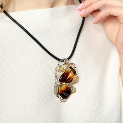 Zawieszka-broszka ze srebra motyl z bursztynami 2