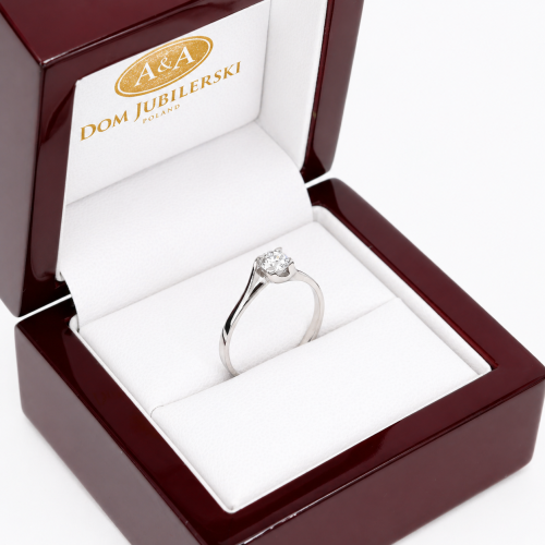 Pierścionek z białego złota 585 z brylantem 0,34 ct