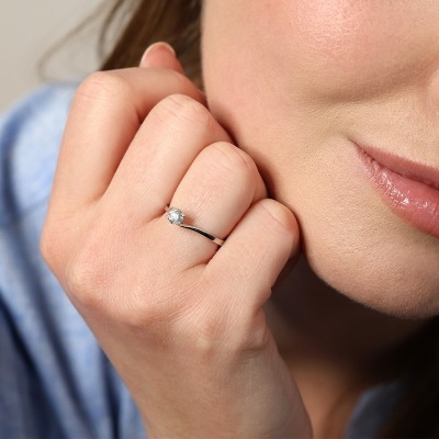 Pierścionek z białego złota 585 z brylantem 0,34 ct 2