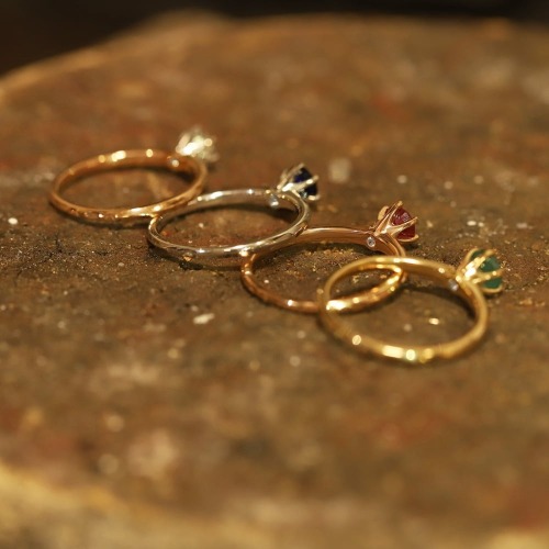 Pierścionek zaręczynowy Torino białe złoto 585 z tanzanitem 0,18 ct i sekretnym brylantem