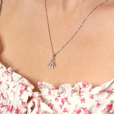 Zawieszka aniołek z białego złota 585 z brylantami 0,08 ct 2