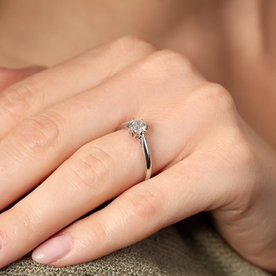 Pierścionek z białego złota 585 z brylantem 0,70 ct Si/H 2