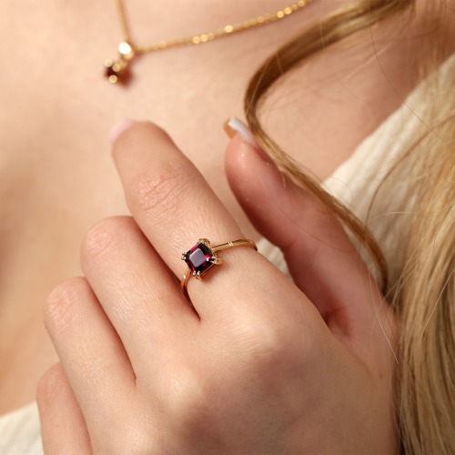 Pierścionek z żółtego złota 585 z kwadratowym rodolitem 1,19 ct