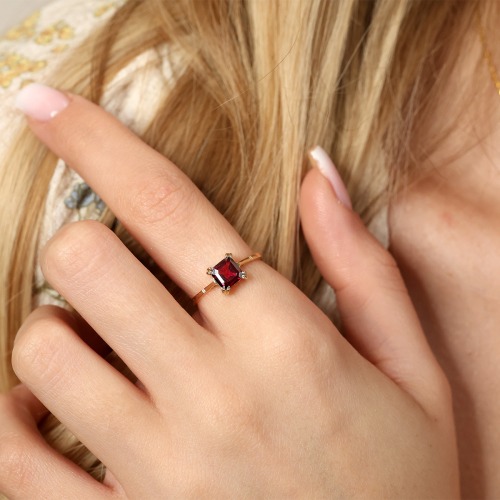 Pierścionek z żółtego złota 585 z kwadratowym rodolitem 1,19 ct