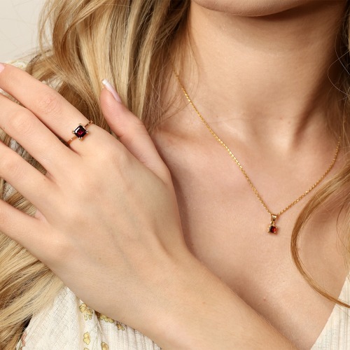 Pierścionek z żółtego złota 585 z kwadratowym rodolitem 1,19 ct