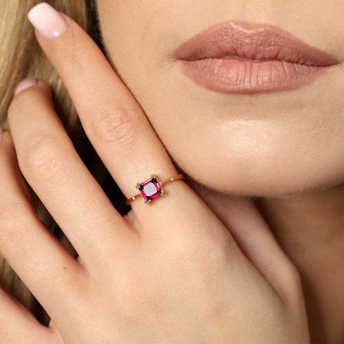 Pierścionek z żółtego złota 585 z kwadratowym rodolitem 1,19 ct