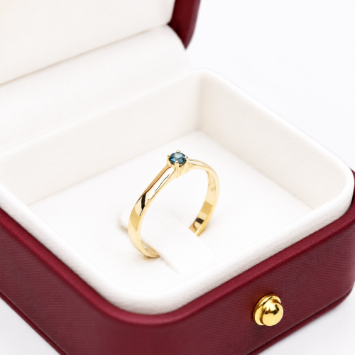 Pierścionek z żółtego złota 585 z topazem London Blue 0,12 ct