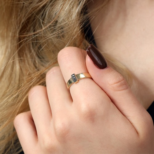 Pierścionek z żółtego złota 585 z czarnymi brylantami 0,04 ct