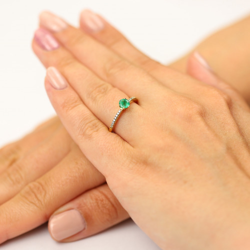 Pierścionek złoty ze szmaragdem i brylantami