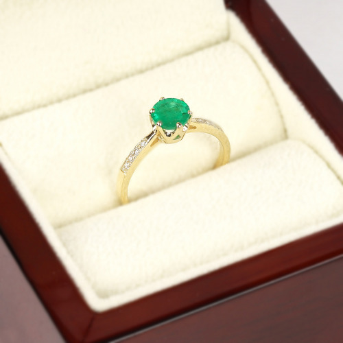 Pierścionek zaręczynowy Modena żółte złoto 585 ze szmaragdem 0,77 ct i brylantami 0,09 ct