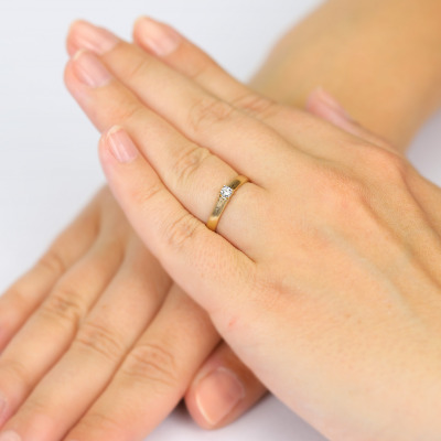 Pierścionek z żółtego złota 585 z brylantem 0,10 ct Si/H 2