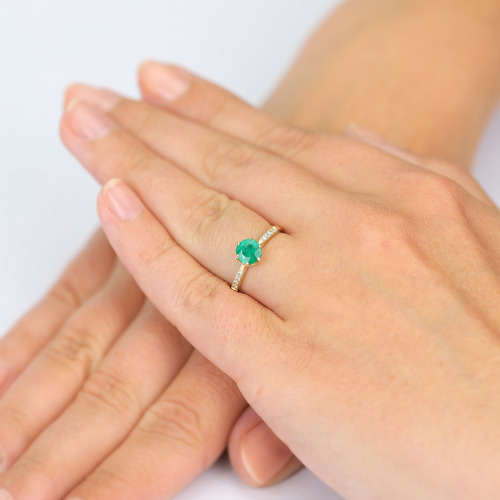 Pierścionek zaręczynowy Modena żółte złoto 585 ze szmaragdem 0,77 ct i brylantami 0,09 ct