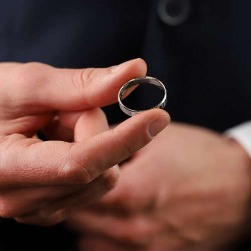 Obrączki Lazio z białego platynowanego złota 585 płaskie fazowane 5 mm z soczewką