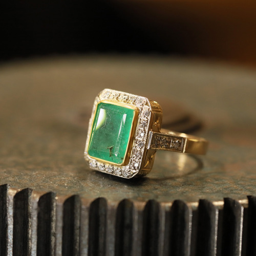 Pierścionek złoty z okazałym szmaragdem i brylantami