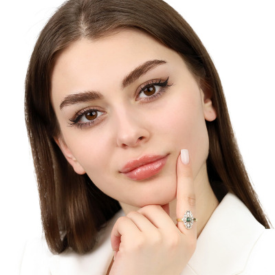 Pierścionek ze złota ze szmaragdem 0,25 ct i brylantami... 2