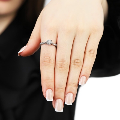 Pierścionek z białego złota 750 z diamentową obrączką... 2