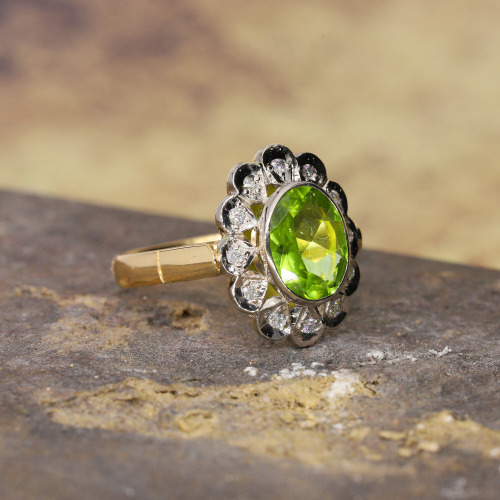 Pierścionek z dwukolorowego złota 585 z brylantami 0,17 ct i oliwinem 2,42 ct