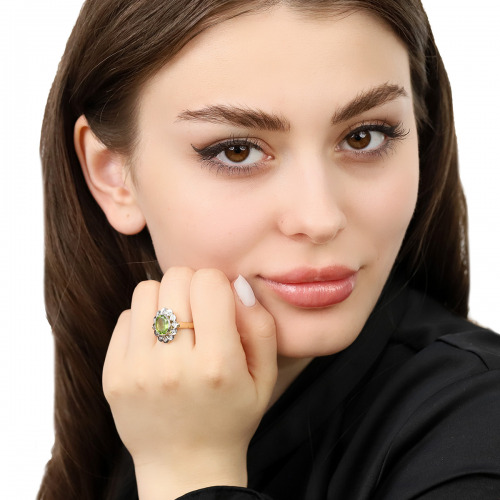 Pierścionek z dwukolorowego złota 585 z brylantami 0,17 ct i oliwinem 2,42 ct