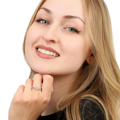 Pierścionek w klasycznym stylu z białego złota 585 z... 2