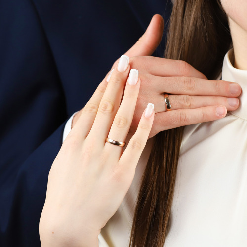 Obrączki Toscana z różowego złota 585 półokrągłe 4 mm z soczewką