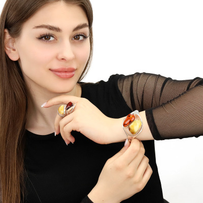 Pierścionek z dwoma bursztynami w srebrnej oprawie 2