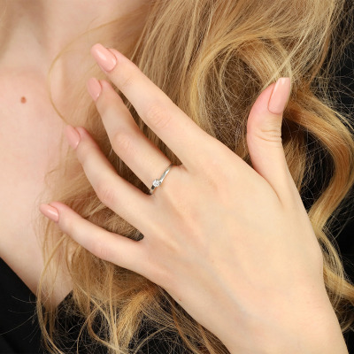 Pierścionek zaręczynowy białe złoto 585 Roma z brylantem... 2