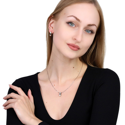 Zawieszka złota podłużna z brylantami i szafirem 0,35 ct 2