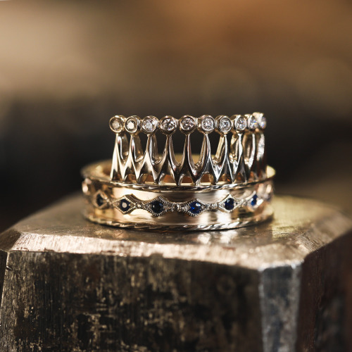 Pierścionek -Korona z żółtego i białego złota 585 z diamentami 0,11 ct i szafirami 0,23 ct