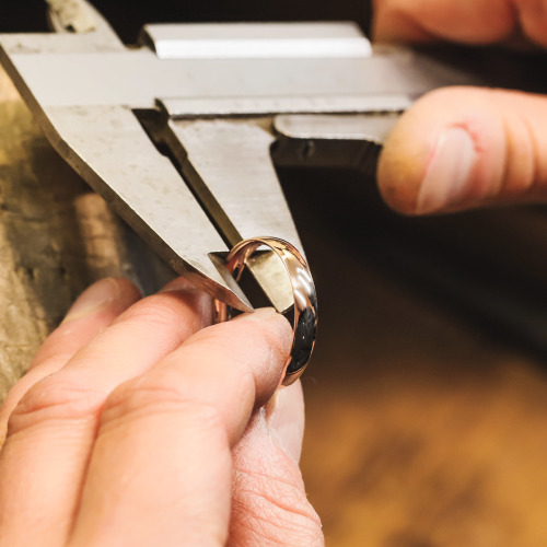 Obrączki Toscana z różowego złota 585 półokrągłe 4 mm z soczewką