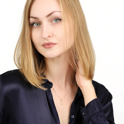 Zawieszka żółte złoto 585 literka U z białymi szafirami 2