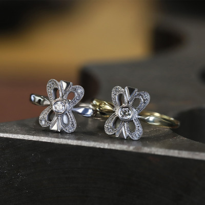 Pierścionek z białego i żółtego złota 585 z brylantami... 2