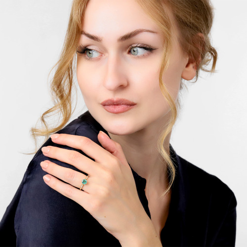 Pierścionek zaręczynowy Modena żółte złoto 585 ze szmaragdem 0,77 ct i brylantami 0,09 ct