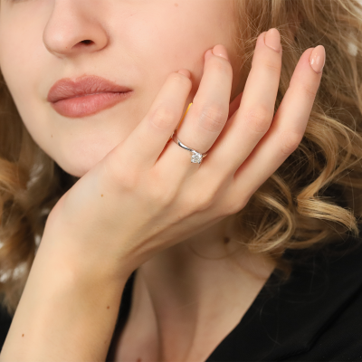 Pierścionek z białego złota 750 z brylantem 0,52 ct 2