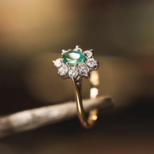 Pierścionek zaręczynowy Venezia z dwukolorowego złota 585 ze szmaragdem i brylantami