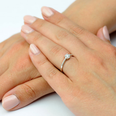 Pierścionek z białego złota 585 z brylantami 0,21 ct 2