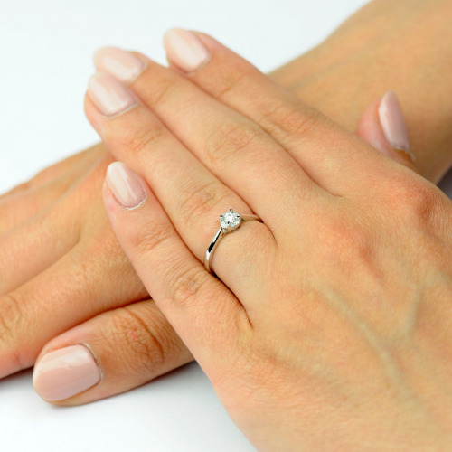 Pierścionek z białego złota 585 z brylantami 0,15 ct