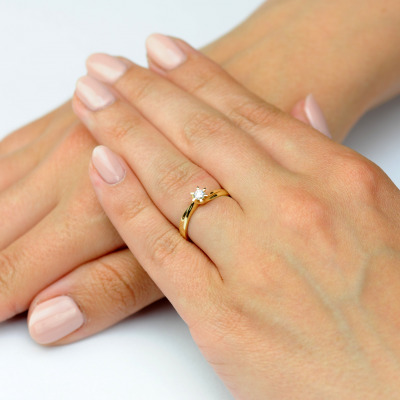 Pierścionek zaręczynowy z żółtego złota 585 z brylantem... 2