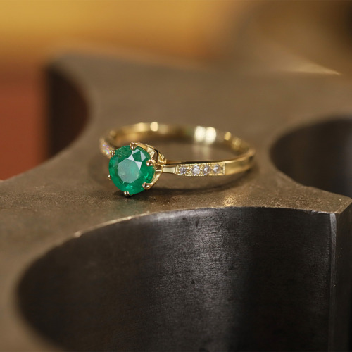 Pierścionek zaręczynowy Modena żółte złoto 585 ze szmaragdem 0,77 ct i brylantami 0,09 ct
