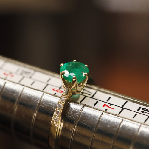 Pierścionek zaręczynowy Modena żółte złoto 585 ze szmaragdem 0,77 ct i brylantami 0,09 ct