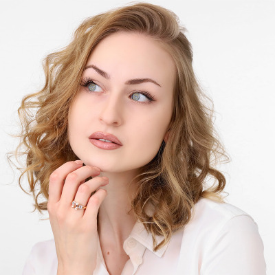 Pierścionek z różowego i białego złota 750 z prostokątnym... 2