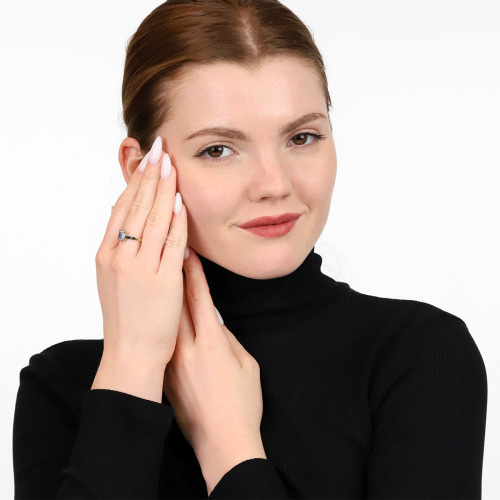 Pierścionek z białego i żółtego złota 585 z tanzanitem 0,20 ct i brylantami 0,10 ct