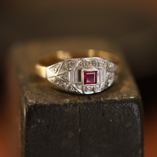 Pierścionek retro dwukolorowe złoto 585 z rubinem 0,19 ct i brylantami 0,13 ct
