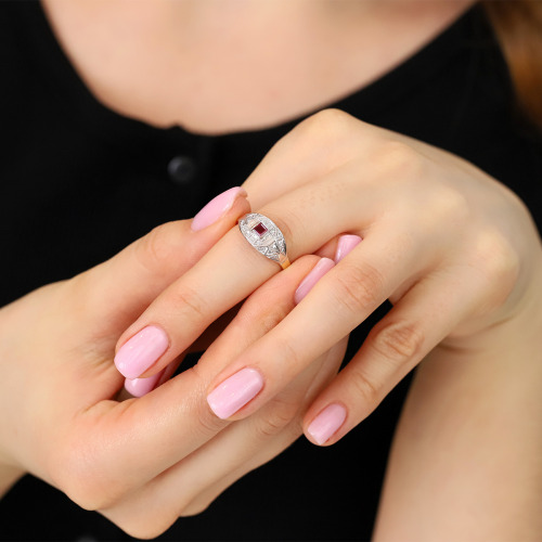 Pierścionek retro dwukolorowe złoto 585 z rubinem 0,19 ct i brylantami 0,13 ct