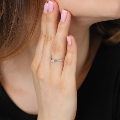 Pierścionek z białego złota 585 z brylantem 0,26 ct SI/H 2