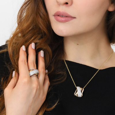 Zawieszka w trzech kolorach złota z brylantami 0,73 ct 2