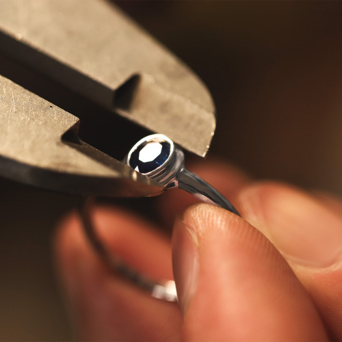 Pierścionek Portofino z białego złota 585 z szafirem 0,51 ct