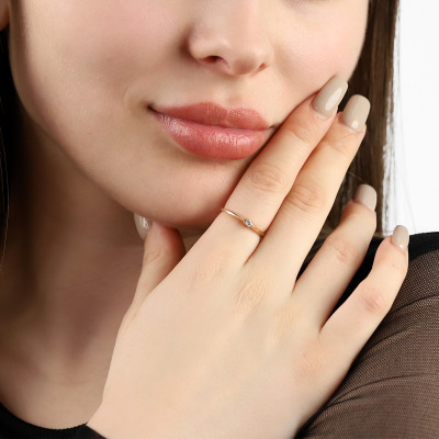 Pierścionek żółte złoto 585 Parma z białym szafirem 2