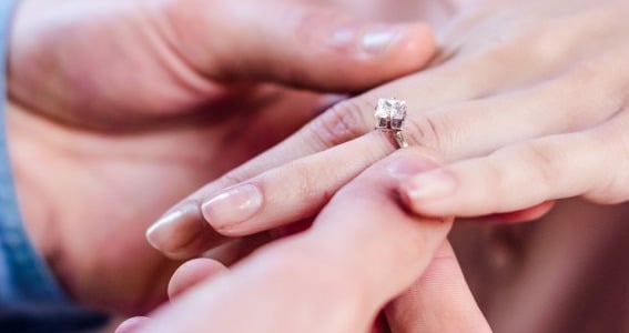 Najmodniejsze pierścionki zaręczynowe – trendy na rok 2023