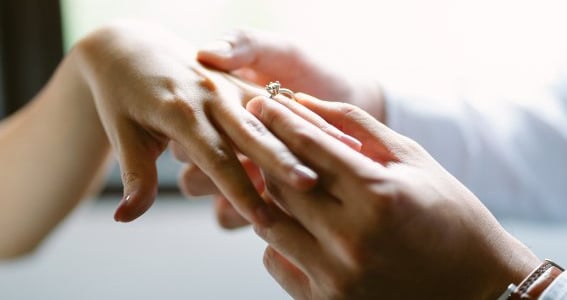 Ile powinien kosztować pierścionek zaręczynowy?